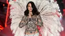 Adriana Lima berpose di atas catwalk selama Victoria's Secret Fashion Show 2018 di Pier 94 di New York (8/11). Adriana Lima memutuskan pensiun setelah hampir 20 tahun menjadi Victoria's Secret Angel. (AP Photo/Evan Agostini)