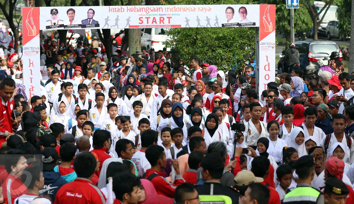 Perwakilan dari organisasi FORKI berjalan mengikuti Kirab Kebangsaan Indonesia Raya di Cibinong, Kab Bogor, Minggu (14/5). Kirab diikuti puluhan organisasi kepemudaan se Kabupaten Bogor. (Liputan6.com/Helmi Fithriansyah)