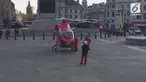 Sebuah ambulans udara yang merupakan sebuah helikopter mendarat di kota London.