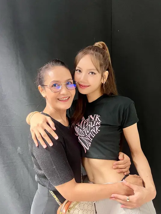 Ibunda Lisa ini juga selalu menikmati konser Blackpink yang digelar di beberapa negara, termasuk yang terbaru Singapura. Bahkan, sang ibunda juga mengunggah momen di belakang panggung bersama sang anak dalam akun Instagram pribadinya. (Liputan6.com/IG/@chitthipbruschweiler)