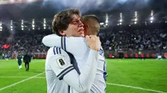 Pemain Italia, Marco Palestra, tak kuasa menahan tangis setelah ditaklukkan Bosnia dan Herzegovina laga final play-off kualifikasi Piala Dunia 2026 zona Eropa di Stadion Bilino Polje, Zenica, Rabu 1 April 2026 dini hari WIB. (AP Photo/Armin Durgut)
