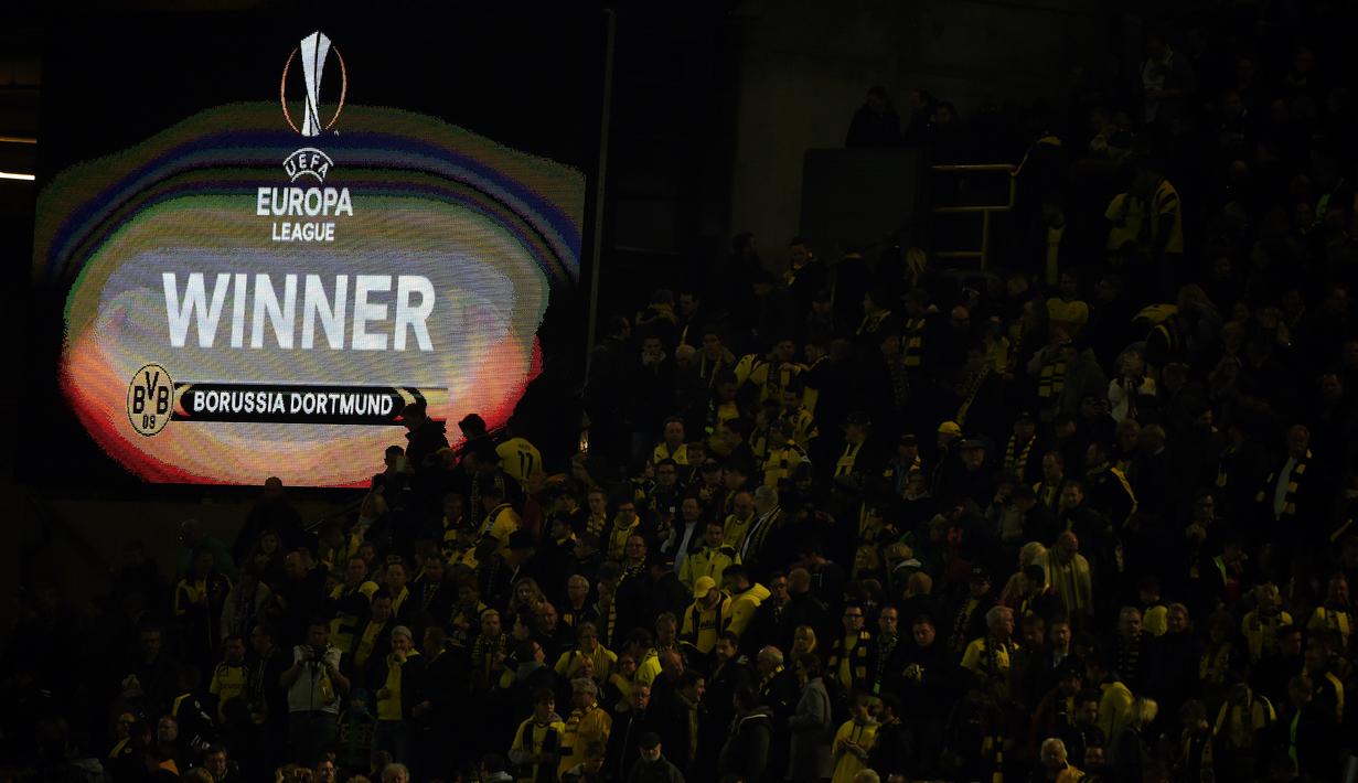 Suasana tribun suporter Borussia Dortmund setelah menang melawan FK Qabala dalam lanjutan Grup C Liga Europa di Stadion Signal Iduna Park, Dortmund, Jerman, Jumat (6/11/2015) dini hari WIB. (AFP Photo/Patrik Stollarz)
