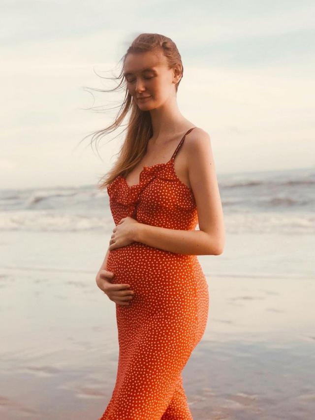 Sedang Hamil, Ini 6 Potret Baby Bump Polly Alexandria Bule yang Nikahi Pria Muntilan