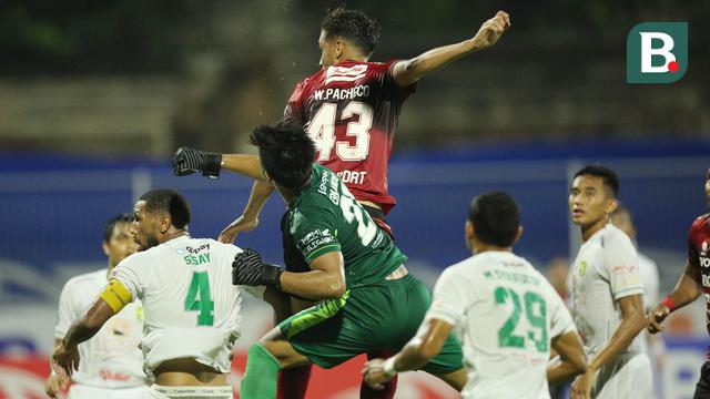 Foto: Aksi Ernando Ari Sutaryadi, Kiper Belia Persebaya Surabaya yang Membuat Juara BRI Liga 1 Bali United Gigit Jari