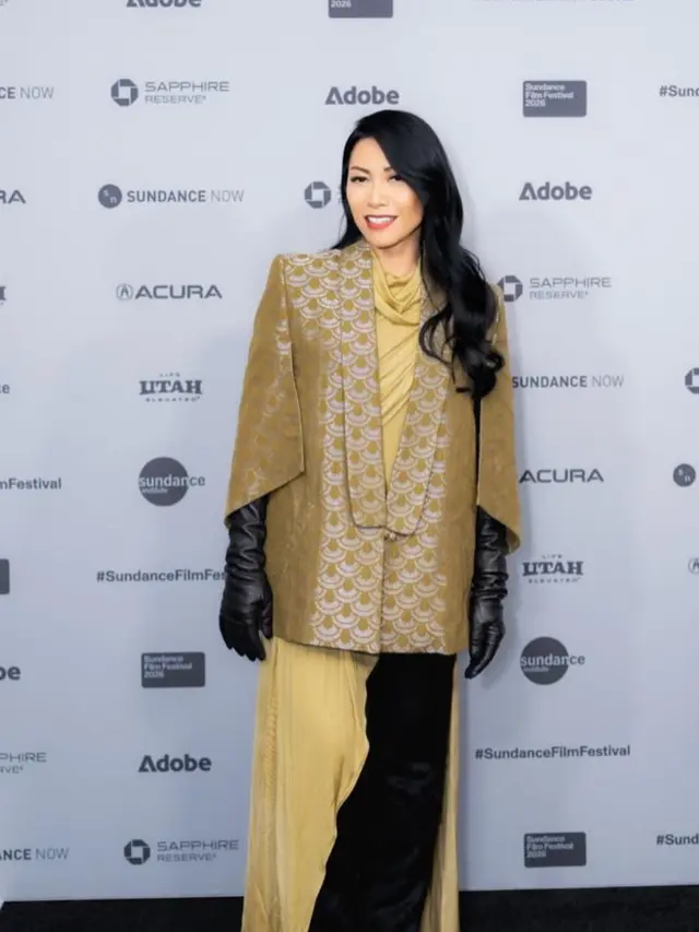 Anggun C Sasmi  di Sundance Film Festival 2026, Amerika tampil serba gold dan coklat. [@armanfebryan]