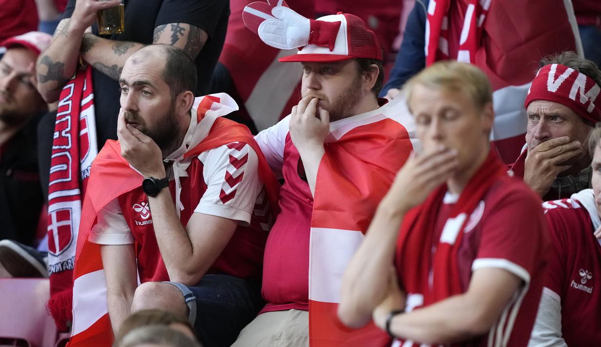 Pendukung Denmark mulai cemas ketika terjadi kepanikan di dalam lapangan serta penanganan medis yang memakan waktu cukup lama dan tak kunjung usai dalam menangani salah satu pemain andalan mereka. (Foto: AP/Pool/Martin Meissner)