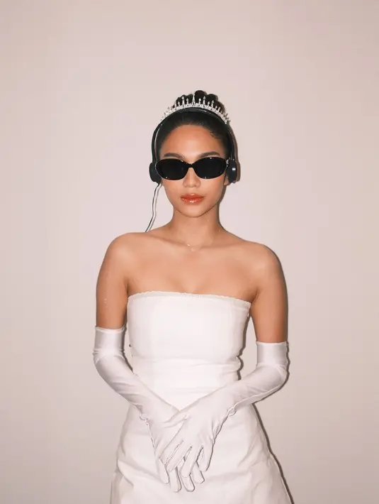 Azizah Salsha memancarkan pesona bak ice princess dengan ekspresi fierce-nya.  [@azizahsalsha_]