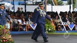 Kepala Staf Angkatan Udara (Kasau) Marsekal TNI Agus Supriatna berjalan untuk memeriksa pasukan upacara peringatan Hari Ulang Tahun ke-69 TNI AU Tahun di Pangkalan Udara Halim Perdanakusuma, Jakarta, Kamis (9/4/20015). (Liputan6.com/Herman Zakharia)