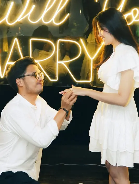 <p>Ochi Rosdiana sebentar lagi akan menjadi istri, setelah kekasihnya mengajaknya menikah dengan mengeluarkan kotak cincin yang akan diberikan kepada Ochi. Backdrop lamaran tampak romantis dengan hiasan bunga mawar dan led lampu bertuliskan Will You Marry Me. [@ochi24]</p>