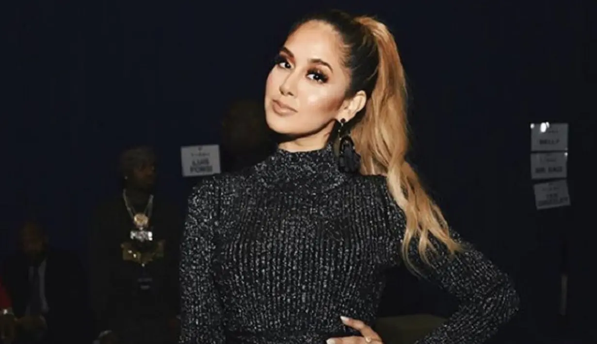 Blonde madu dengan akar berwarna cokelat gelap akan menciptakan warna yang hidup, modern, dan dimensional. Warna terbaik bagi Anda yang memiliki nada kulit hangat, menjaganya agar tetap terlihat seimbang. (@karenrodriguezofficial)