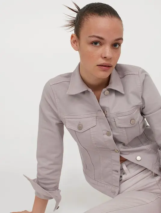 Jaket jeans terus berevolusi. Kini tak hanya berwarna jeans saja, tapi juga hadir dalam warna lainnya, seperti warna pastel.