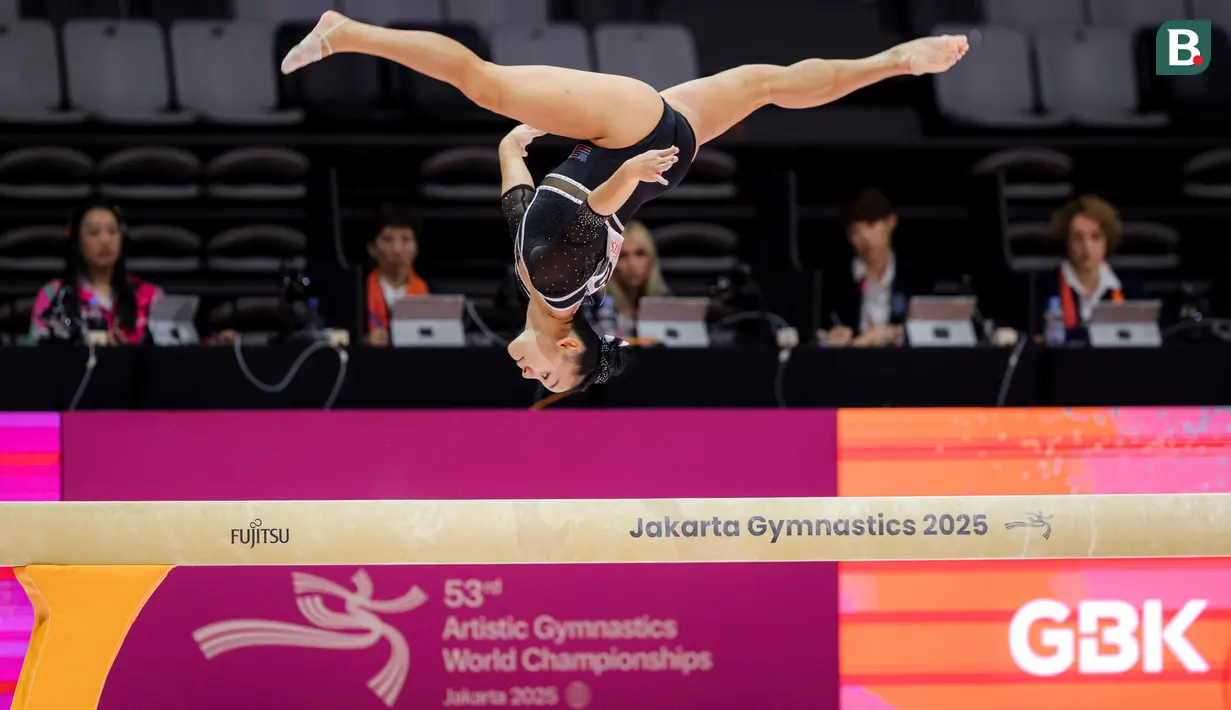 <p>Pesenam Amerika Serikat, Leanne Wong beraksi pada nomor balok keseimbangan kategori All-Around putri Kejuaraan Dunia Gimnastik 2025 di Indonesia Arena, Senayan, Jakarta, Kamis (23/10/2025). (Bola.com/Bagaskara Lazuardi)</p>