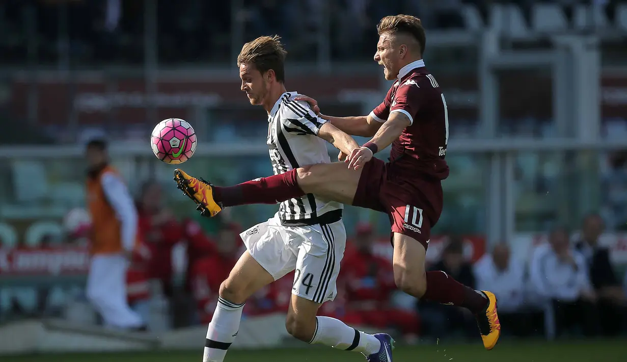 Pemain Juventus, Daniele Rugani (kiri) meghalau bola dari kejaran pemain Torino, Ciro Immobile pada lanjutan liga Italia Serie A di di Stadion Olimpico, Turin, Senin (21/3/2016) dini hari WIB. (AFP/Marco Bertorello)