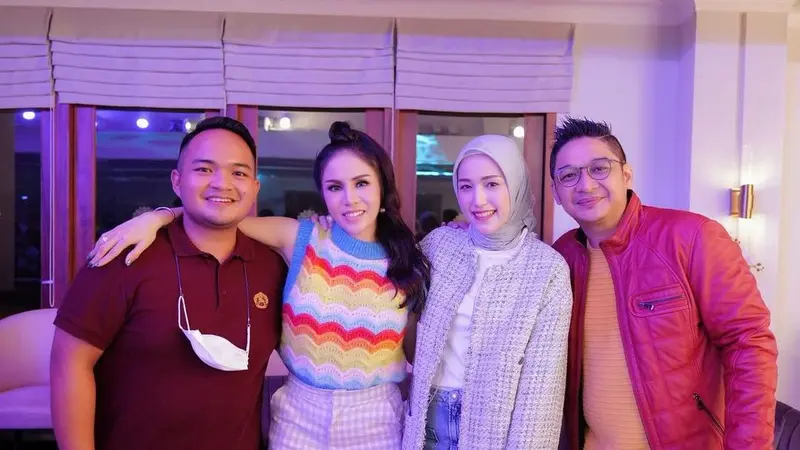 Pasha Ungu bersama istri dan Momo Geisha dengan suaminya (Foto: Instagram/@therealmomogeisha)