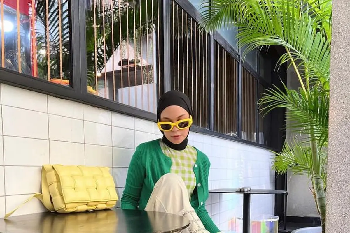 9 Ide Outfit Hijab Casual ala Cewek Kue, Cewek Mamba, dan Cewe Bumi dari Irish Bella hingga Putri Delina