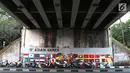 Petugas PPSU Srengseng Sawah menggambar mural bertema Asian Games 2018 di kolong flyover Universitas Indonesia, Depok, Jawa Barat, Jumat (27/7). Mural dibuat dalam rangka menyambut perhelatan Asian Games 2018. (Liputan6.com/Immanuel Antonius)