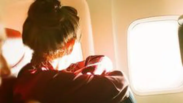 [Bintang] 7 Alasan Kenapa Kamu Nggak Bisa Tidur di Pesawat Terbang