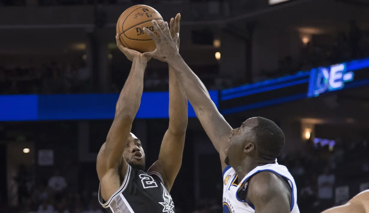Pemain Spurs, Kawhi Leonard #2 mencoba melakukan tembakan melewati pemain Warriors, Draymond Green #23 pada laga perdana NBA di Oracle Arena, Rabu (26/10/2016) WIB. (Mandatory Credit: Kyle Terada-USA TODAY Sports)