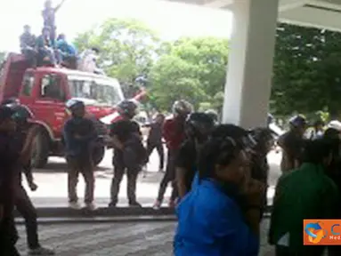 Citizen6, Makassar: Pada aksi tersebut para mahasiswa meminta Gubernur Sulawesi Selatan untuk menunjukkan kesepakatannya terhadap mahasiswa untuk pro pemerintahan Presiden SBY. (Pengirim: Irwan Mubaraq)