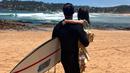 Zalina juga tampak bahagia digendong sang ayah yang bersiap dengan papan surfing-nya. [Instagram @raisa6690]