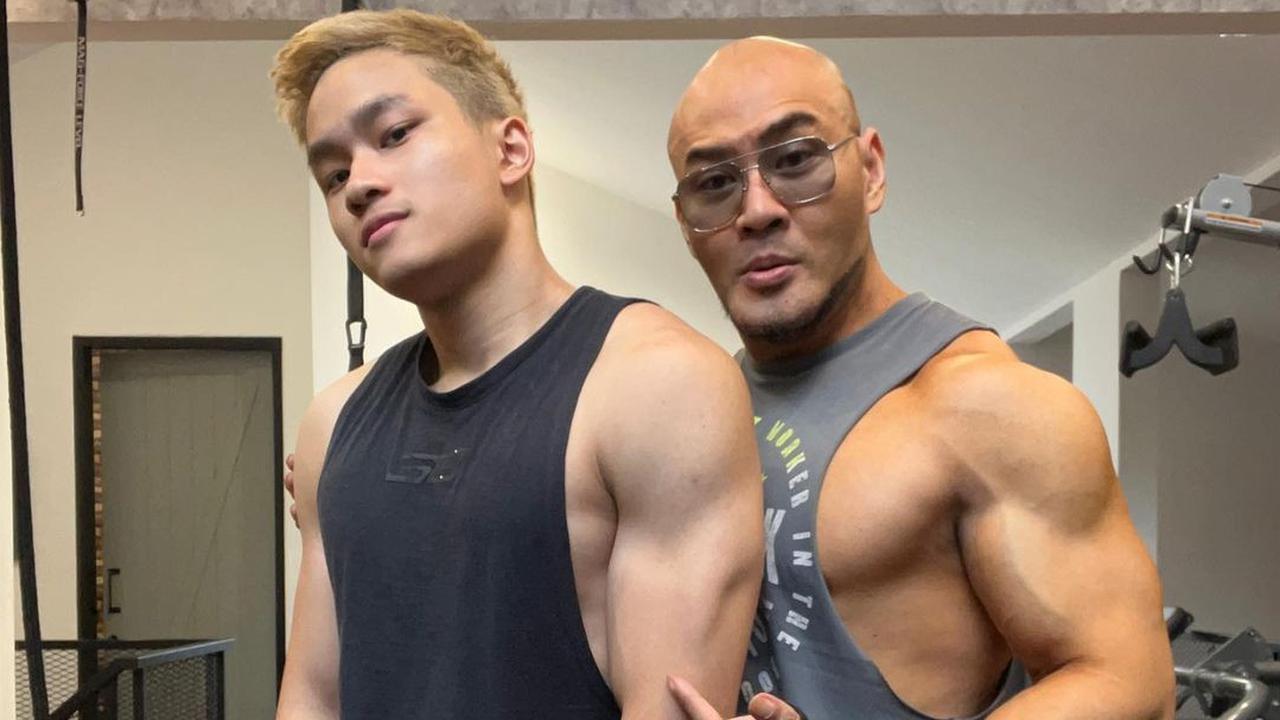 Yigit hojatxonada qizni sikmoqda (video)