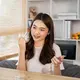 Ilustrasi perempuan membuat konten makeup. (c) Tapanakornkaow@gmail.com/Depositphotos