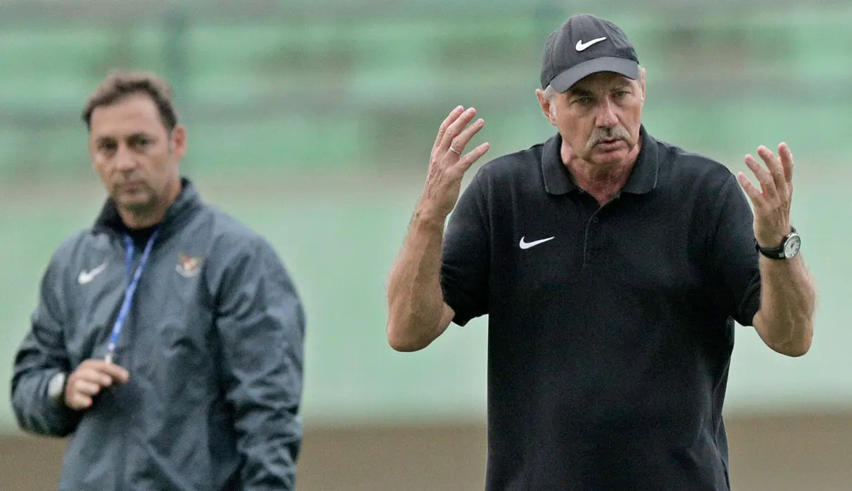 Alfred Riedl didampingi Wolfgang Pikal saat memimpin latihan Timnas Indonesia di Stadion Manahan, Solo (24/9/2016). (Bola.com/Peksi Cahyo)