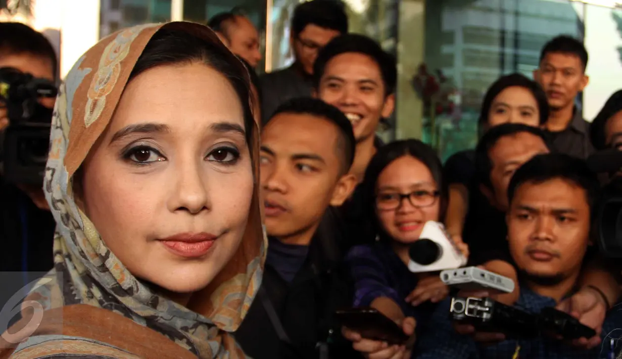 Ayu Azhari saat mendatangi Gedung KPK, Jakarta, Senin (7/9/2015). Kedatangan Ayu untuk menanyakan harta bendanya yang disita KPK terkait kasus kuota impor daging sapi mantan Ketua PKS Luthfi Hasan Ishaaq dan Ahmad Fathanah.(Liputan6.com/Helmi Afandi)