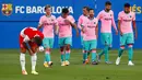 Para pemain Barcelona saat melawan Girona pada laga uji coba di Stadion Johan Cruyff, Barcelona, Kamis (17/9/2020). Barcelona menang 3-1 atas Girona. (AP/Joan Monfort)