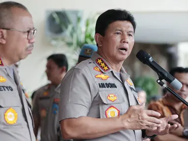Wakapolri Komjen Ari Dono Sukmanto memberi penjelasan terkait kondisi Palu pascagempa dan tsunami di Jakarta, Selasa (2/10). Polisi menorerir sebagian korban yang mengambil makanan dari sejumlah tempat. (Liputan6.com/Faizal Fananai)