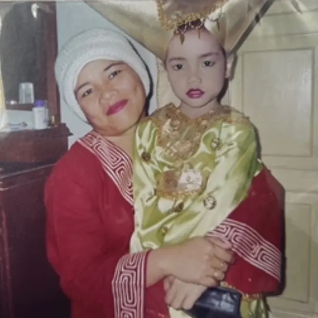 6 Potret Lawas Kebersamaan Fuji dan Ibunda, Anak Bungsu Kesayangan