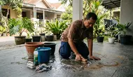 6 Cara Menghilangkan Noda Tanah Bekas Pot Tanaman di Teras agar Kembali Bersih