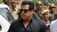 Bintang Bollywood, Salman Khan tiba untuk mendengarkan putusan di Pengadilan Rajasthan, India, Kamis (5/4). Salman Khan dinyatakan bersalah memburu  blackbuck, hewan jenis antelop, yang terancam punah pada 1998 silam. (AFP PHOTO)