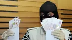 Petugas memperlihatkan barang bukti dalam OTT yang dilakukan KPK terhadap Panitera Pengganti Pengadilan Negeri Jakarta Pusat dengan mengamankan barang bukti uang sebesar 28.000 dolar Singapura, Jakarta, Jumat (1/7). (Liputan6.com/Helmi Afandi)