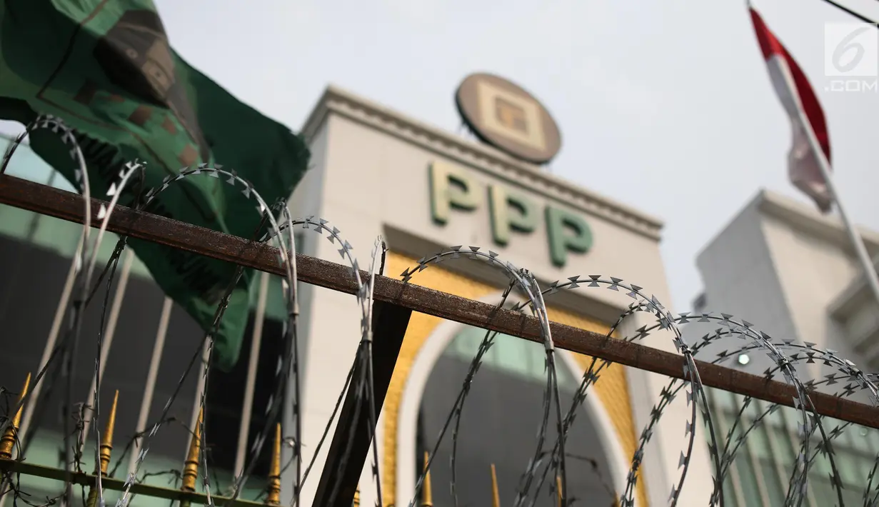 Kawat berduri terpasang dipagar kantor DPP Partai Persatuan Pembangunan (PPP), Jakarta, Kamis (20/7). Pemasangan kawat duri ini juga mengantisipasi serangan lanjutan yang sebelumnya terjadi pada minggu (16/7/2017) lalu. (Liputan6.com/Faizal Fanani)