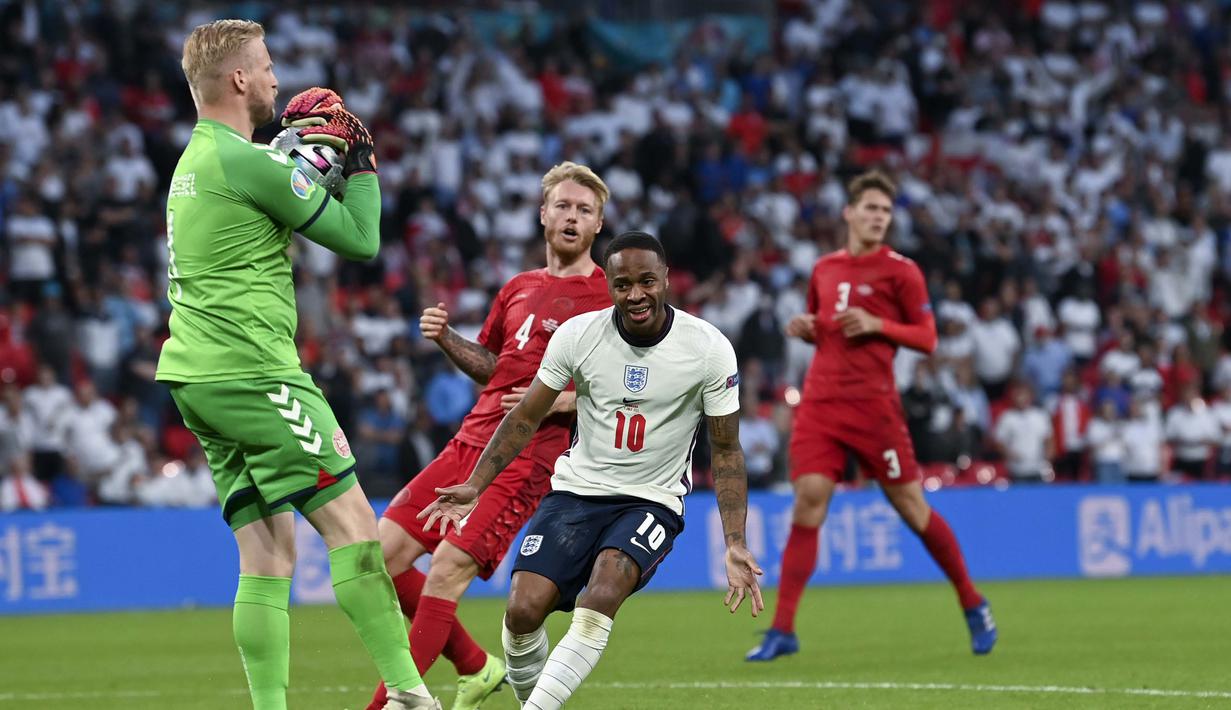 Peluang pertama lahir menit 12' melalui upaya Raheem Sterling. Tendangannya mengarah ke gawang, tapi tak cukup kuat untuk menembus gawang Kasper Schmeichel. (Foto: AP/Pool/Paul Ellis)