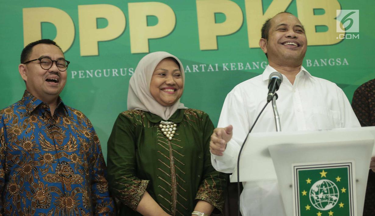 Ketua Tim Pemenangan Pemilu PKB, Marwan Jafar (kanan) memberikan dukungan kepada pasangan Bakal Cagub dan Cawagub Jawa Tengah, Sudirman Said dan Ida Fauziah di Jakarta, Selasa (9/1). (Liputan6.com/Faizal Fanani)