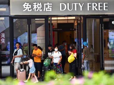 Para wisatawan berbelanja di toko bebas pajak (duty free) di Haikou, ibu kota Provinsi Hainan, China selatan (18/8/2020). Provinsi pulau Hainan di China meraup pendapatan 2,49 miliar yuan (1 yuan = Rp2.150) dalam belanja bebas pajak dari wisatawan pada Juli. (Xinhua/Guo Cheng)