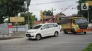 Kendaraan melewati perlintasan sebidang yang juga merupakan jalur putar balik di kawasan Lenteng Agung, Jakarta, Kamis (14/11/2019). Mulai 15 November 2019, jalur putar balik tersebut akan ditutup terkait pembangunan flyover yang saat ini telah mulai dikerjakan. (Liputan6.com/Immanuel Antonius)