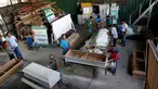 Para mantan pengguna narkoba membuat peti mati di kota Olongapo, Filipina utara, (5/10). Kegiatan ini merupakan bagian dari program rehabilitasi pemerintah setempat bagi mereka yang terjerumus dalam penyalahgunaan narkoba. (REUTERS/Erik De Castro)