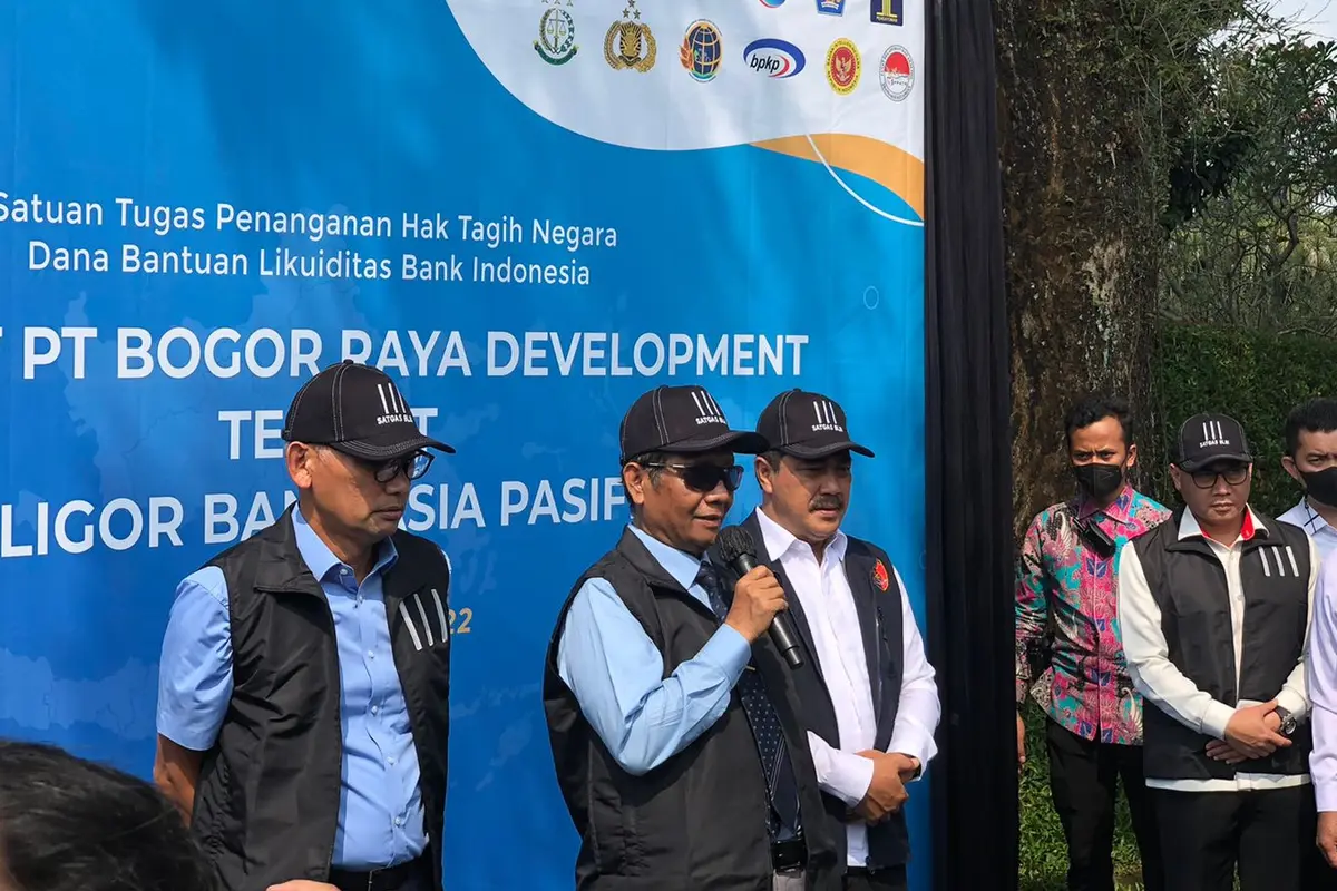 Menteri Koordinator Bidang Politik, Hukum dan Keamanan Mahfud MD, dalam penyitaan aset PT Bogor Raya Development, di Klub Golf Bogor, Rabu (22/6/2022).