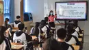 Para siswa belajar peraturan pencegahan dan pengendalian wabah Covid-19 di Sekolah Menengah No. 166, Beijing (11/5/2020). Beijing pada Senin (11/5) memulai kembali kegiatan belajar di kelas untuk siswa tingkat akhir di seluruh sekolah menengah pertama seiring meredanya Covid-19. (Xinhua/Peng Ziyang)