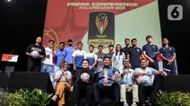 Direktur Surya Citra Media (SCM) Harsiwi Achmad, Ketua Umum Persatuan Sepak Bola Seluruh Indonesia (PSSI) Erick Thohir, Ketua Steering Committee Piala Presiden 2025 Maruarar Sirait dan Ketua Panitia Pelaksana Arya Sinulingga (duduk dari kiri ke kanan) usai memberikan keterangan terkait gelaran Piala Presiden 2025 di SCTV Tower, Jakarta, Jumat (4/7/2025). (Liputan6.com/Herman Zakharia)