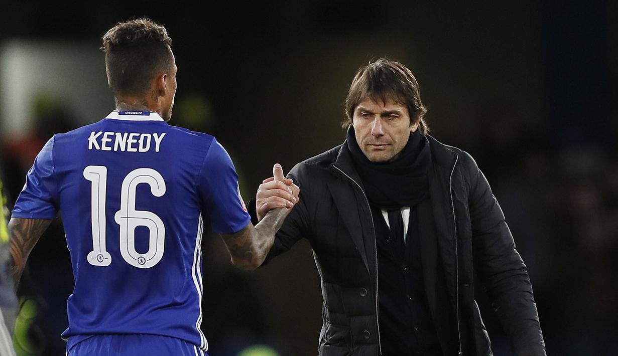 Pelatih Chelsea, Antonio Conte (kanan) memberikan salam kepada pemainnya Kenedy usai laga melawan Brentford pada putaran keempat Piala FA di Stamford Bridge stadium, London (28/1/2017). Chelsea menang 4-0. (AP/Kirsty Wigglesworth)