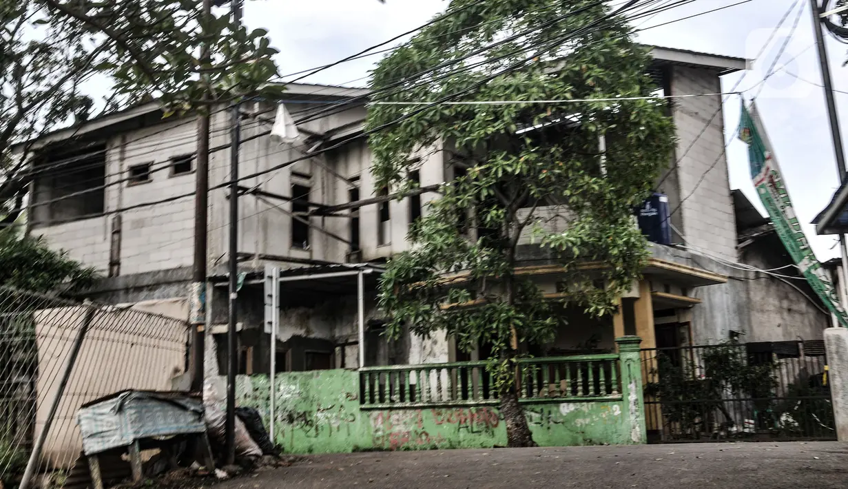 Suasana saat Tim Gegana meledakkan salah satu barang bukti di rumah milik terduga teroris di kawasan Condet, Jakarta Timur, Senin (29/3/2021). Tim Gegana meledakkan benda yang memiliki daya ledak di lantai atas rumah terduga teroris. (merdeka.com/Iqbal S Nugroho)