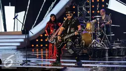 Aksi band Kotak yang digawangi sang vokalis Tantri saat membawakan lagu "Tendangan dari Langit" di HUT SCTV ke-25, Jakarta, Senin (24/8/2015). Merayakan hari jadinya yang ke-25, SCTV menampilkan artis papan atas Indonesia. (Liputan6.com/Yoppy Renato)