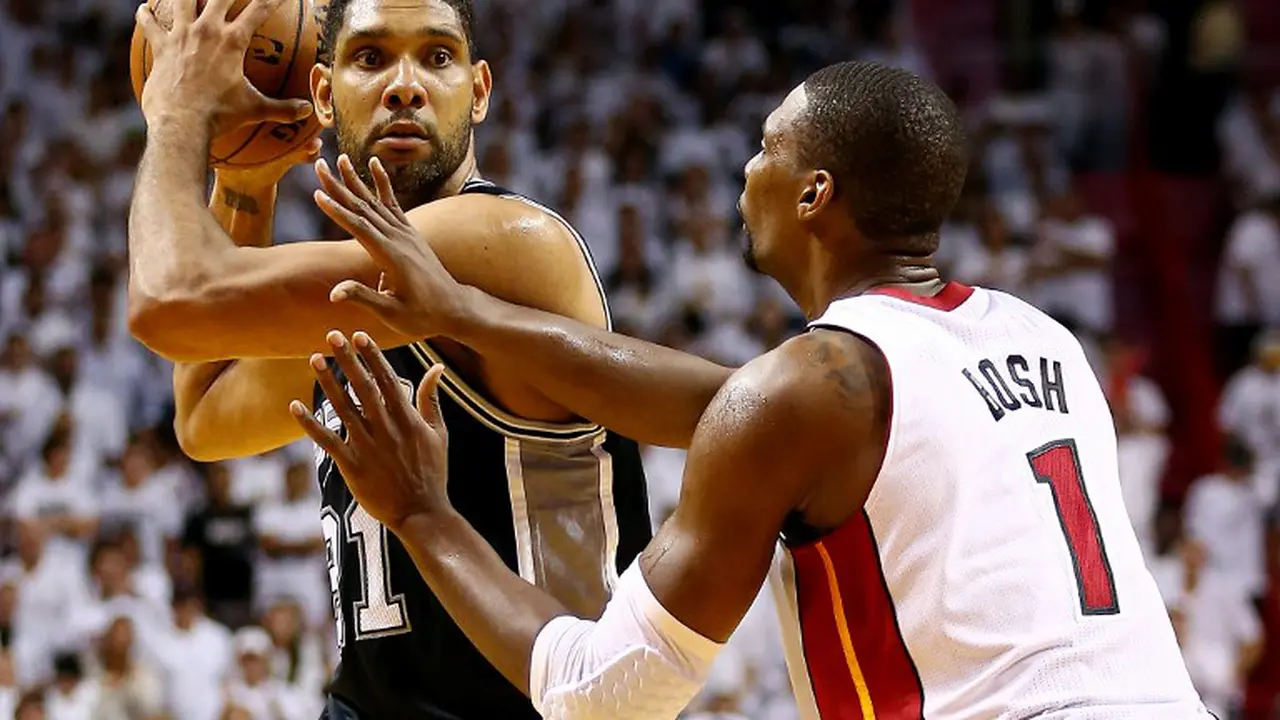 Tim Duncan dijaga ketat Chris Bosh