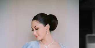 Intip perbedaan gaya Jessica Mila dan Chen Giovani saat pertunangan adat Batak [@jscmila]