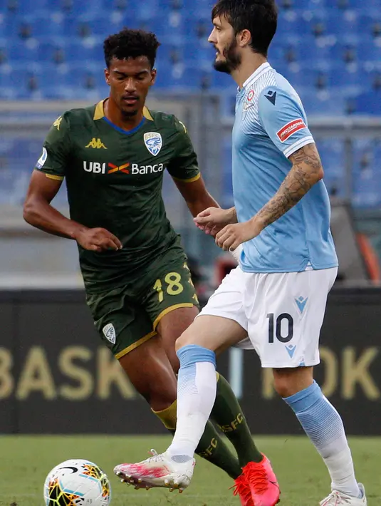 Penyerang Brescia, Florian Aye berebut bola dengan gelandang Lazio, Luis Alberto pada laga pekan ke-37 Liga Italia di Stadion Olimpico, Rabu (29/7/2020). Lazio menaklukkan tamunya Brescia dengan skor 2-0. (AP Photo/Riccardo De Luca)