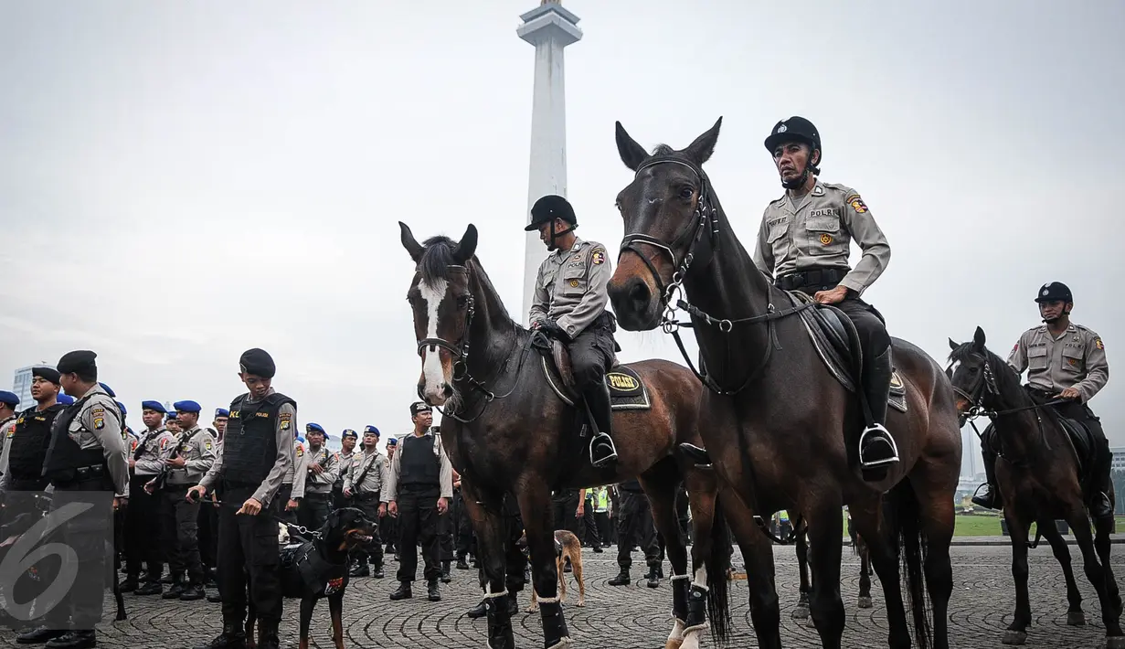 Pasukan polisi berkuda bersiaga saat apel gelar pasukan ops Mantap Praja Jaya dalam rangka PAM Pilkada Serentak 2017 di Lapangan Monas, Jakarta, Rabu (12/10). Apel dipimpin oleh Kapolri Jenderal Tito Karnavian. (Liputan6.com/Faizal Fanani)